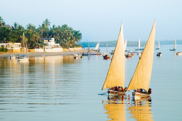 dhow-lamu-kenya-nova-afrika-kenya-safaris-600x400